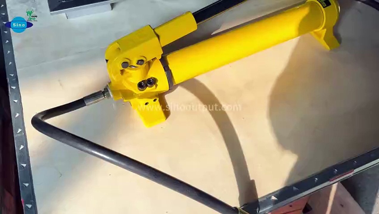 Sinooutput hydraulic cylinder model FCY-30100. Lifting capacity 30T, stroke 100mm, height 166mm.