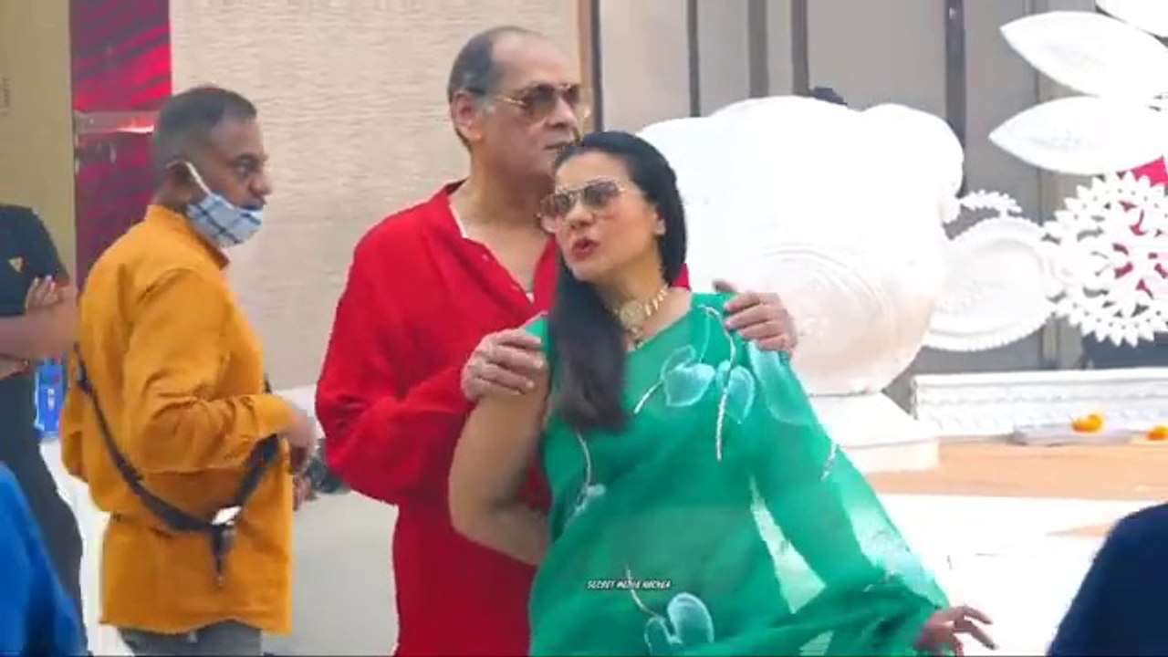 Kajol Devgan Apne Favorite Uncle Debu Mukherjee Ke Sath At Durga Puja #news report#