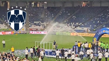 Monterrey no soporta el tricampeonato de América y les termina el festejo; les prenden los aspersores