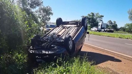 Acidente deixa dois carros capotados na rodovia BR-163