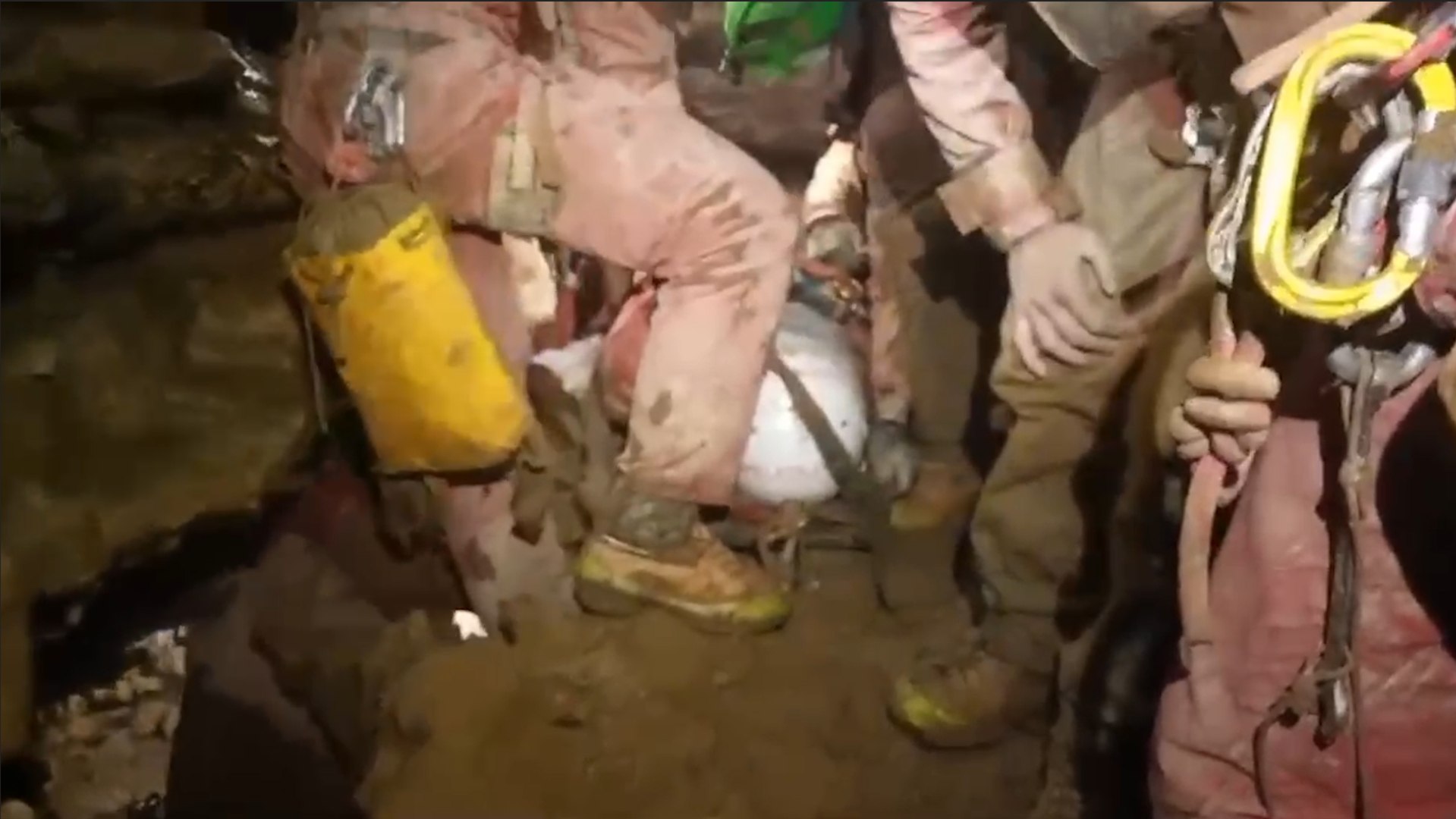 ⁣Speleologa bloccata: le immagini delle operazioni di soccorso dall?interno della grotta