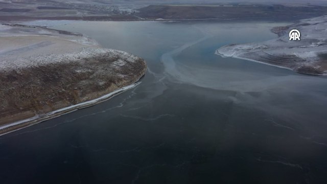 Kars Barajı'nın yüzeyi buz tuttu