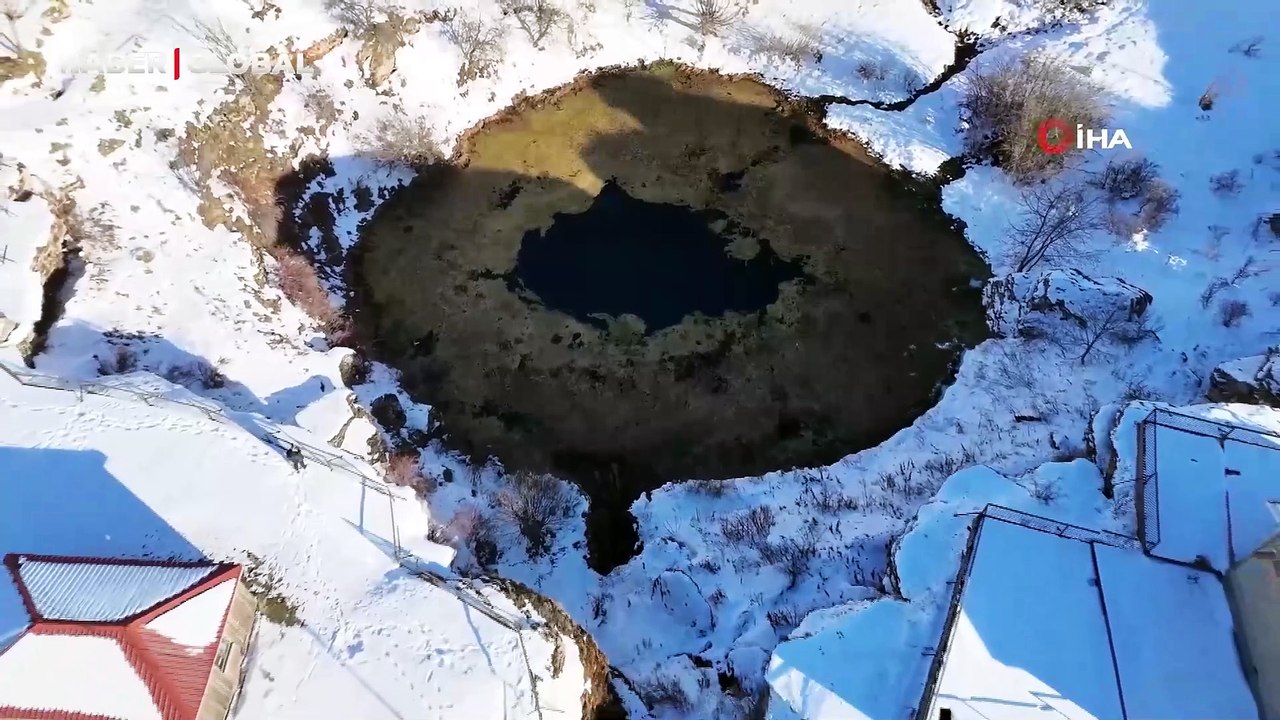 Doğa harikası gölde şok görüntü: Havadan gözü andırıyor