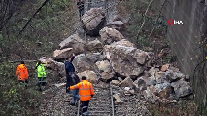 Faciadan kılpayı dönüldü: Karabük-Zonguldak trenin önüne kayalar düştü!