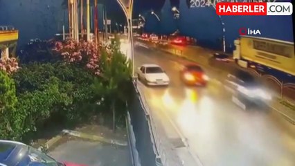 İzmit'teki Trafik Kazasında Güvenlik Kamerası Görüntüleri Ortaya Çıktı