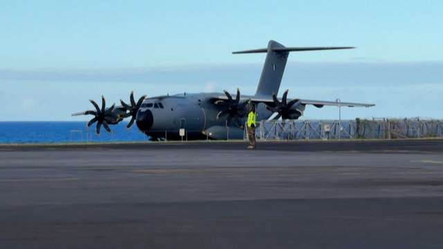 Les premiers renforts pour Mayotte atterrissent à la Réunion après le passage du cyclone Chido