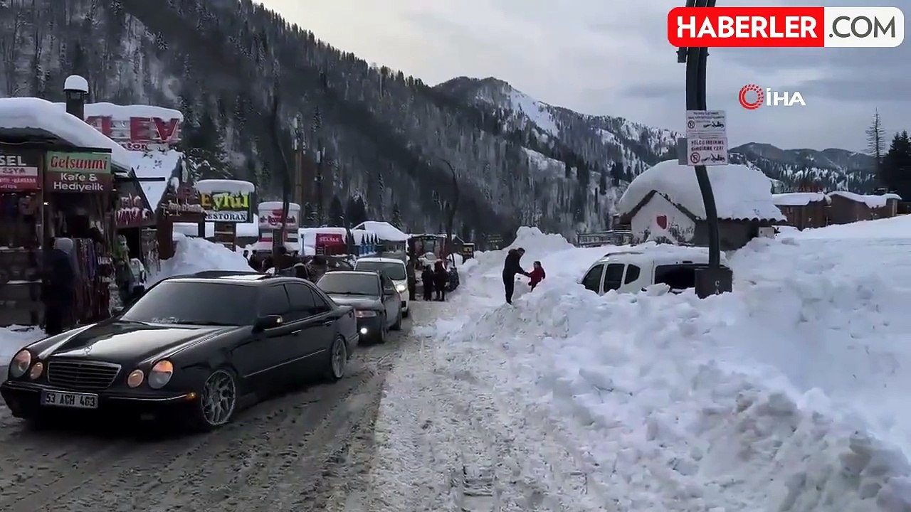Rize'nin Gözde Turizm Merkezi Ayder Yaylası'nda Kar Keyfi