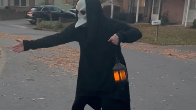 Young trick-or-treater dressed as Woody conquers Halloween fears to get his candy