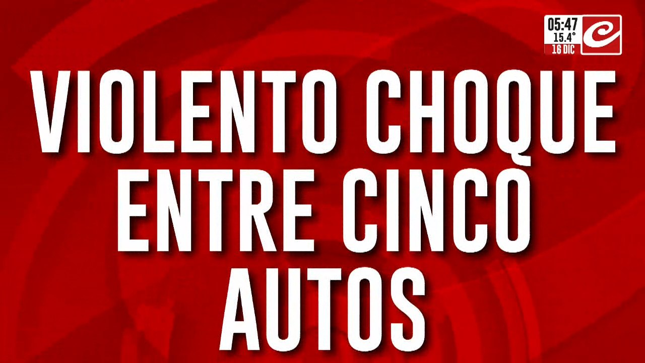 Violento choque entre cinco automóviles en plen...