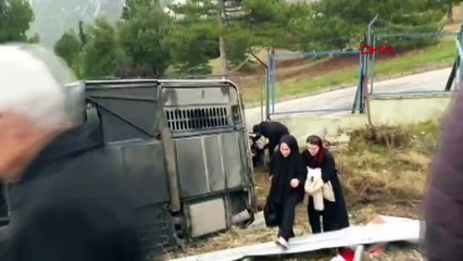 Isparta'nın Eğirdir ilçesinde yolcu otobüsü devrildi