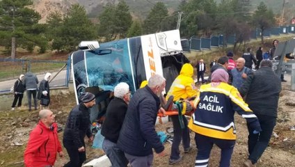 Isparta’nın Eğirdir ilçesinde yolcu otobüsü devrildi