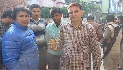 संभल के खग्गू सराय मोहल्ले में कुएं की खुदाई के दौरान शिवजी,गणेशजी,माता पार्वती की मूर्ति मिली