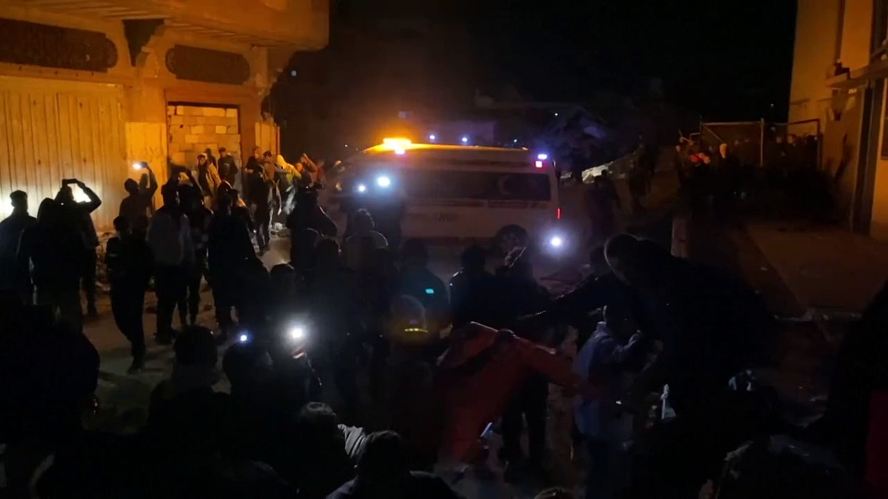 عناصر الدفاع المدني يبحثون عن ناجين بعد غارة إسرائيلية على خان يونس