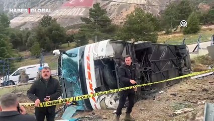 Isparta'da yolcu otobüsü devrildi: Ölü ve yaralılar var