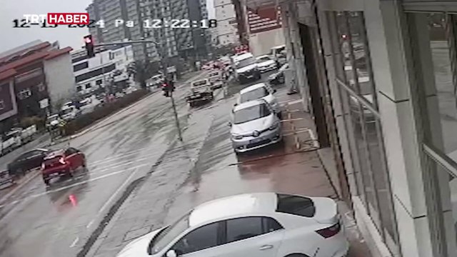 Kırmızı ışık ihlali yapan araç başka araca çarparak devrildi: O anlar kamerada