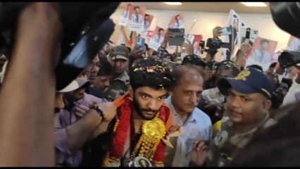 La star indiana degli scacchi accolto da folla di fan all'aeroporto