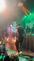 Gazo teste des nouvelles gestuelles sur scène 😭