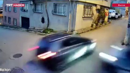 Ara sokakta hızla ilerleyen 2 araç çarpıştı