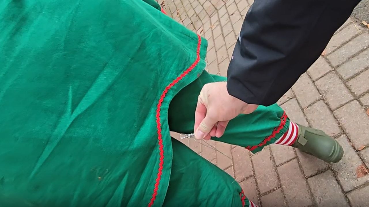 Elf’s comical reaction to fake snake prank makes for a perfect Christmas comedy