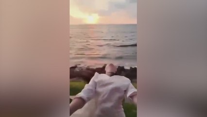 Una turista se cae de un tren en movimiento tras chocar contra un árbol posando para un vídeo