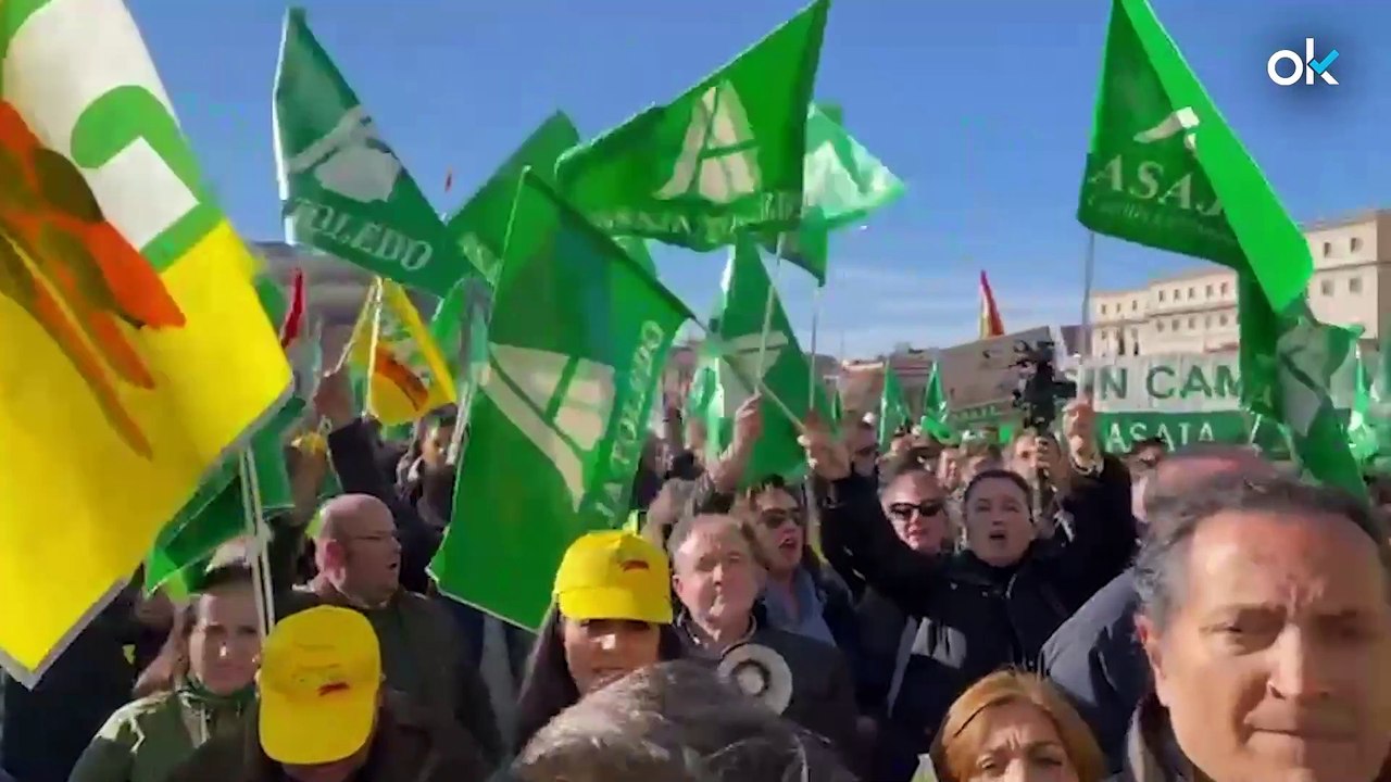 Cientos de agricultores piden la dimisión de Sánchez y tiran petardos contra el Ministerio de Agricultura