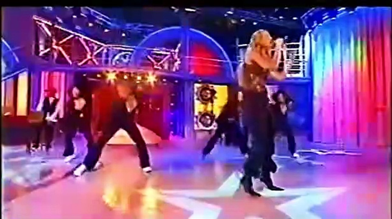 Jalane chante ses ses tubes "Oublie-le" et "Femmes" en live