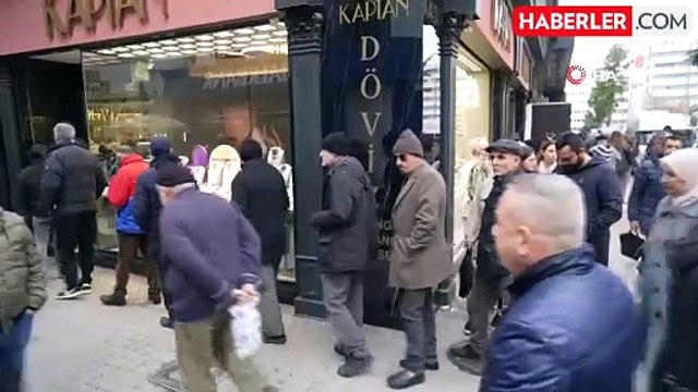 Samsun'da Tek Döviz Bürosu Önünde Kuyruk Oluştu