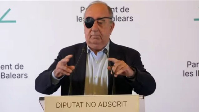 Un díscolo de Vox se pone un parche en el ojo para desmentir a la portavoz del partido en el Parlament balear: “No somos piratas”