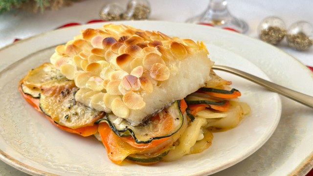 Bacalao con escamas de almendra sobre lingote de verduras - Cocina Fácil