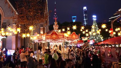 Mercado de Natal ilumina movimentada Xangai
