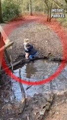 Il porte sa petite sœur pour lui permettre de traverser l’eau sans se mouiller