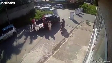 Sobrou até pra ele! Papai Noel e ajudantes são roubados em Guarujá; VÍDEO