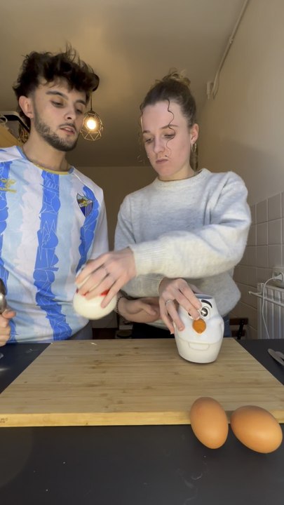 La farine ça le rend fou 😭