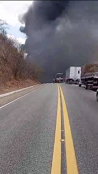Caminhão de combustível pega fogo após tombar na Serra de Santa Luzia