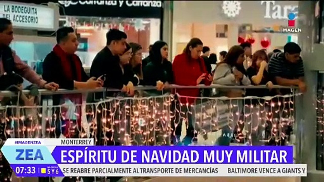 Militares entonan villancicos navideños en un centro comercial en Monterrey
