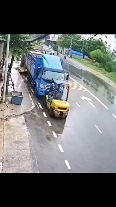 #truck #van #lorry #drive #driver #moment #skills #unbelievable #lol #turn #sn2sg #sunnight #sunnightmusic #beautiful #action #talent #sunnightpop #sunnightjazz #sunnightblues #fun #funny #edit #edits #cat #cats #cool