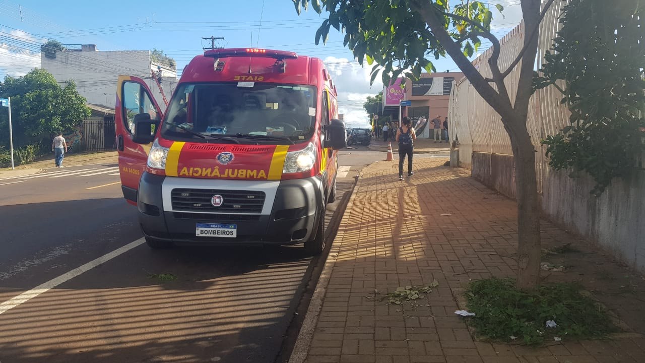 Adolescente de 17 anos, condutor de motocicleta se envolve em acidente no Bairro Santa Cruz