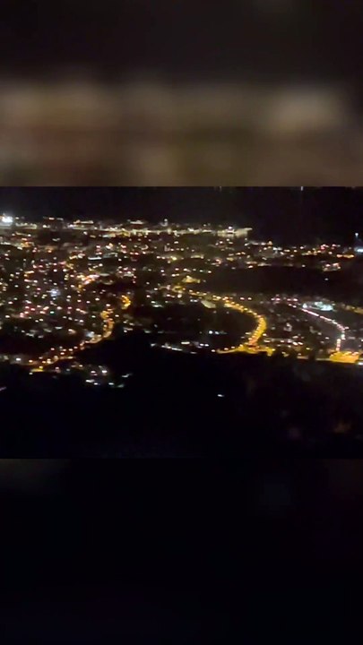 Lichtermeer und Applaus: Nächtlicher Landeanflug ✈️✨