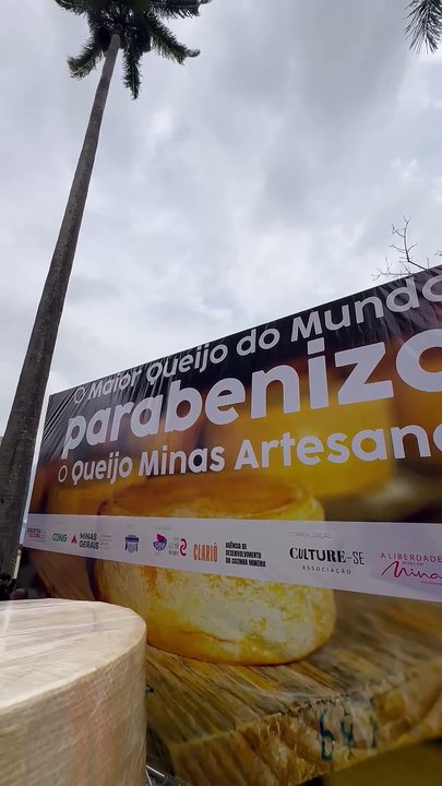 Maior queijo do mundo é cortado e distribuído em Belo Horizonte