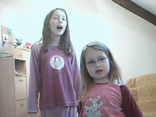 Un soir en pygeama! Mes 2 filles chantent "petit garçon"!