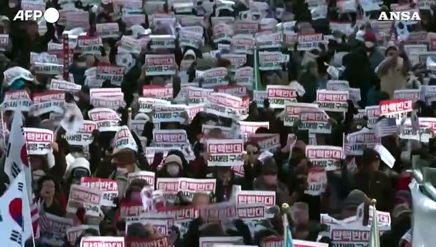 Corea del Sud, sostenitori di Yoon contro l'impeachment
