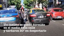 Un taxista se quedó dormido en el medio de la calle y tardaron 20’ en despertarlo