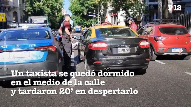 Un taxista se quedó dormido en el medio de la calle y tardaron 20’ en despertarlo