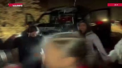 Artvin'de kardan kapanan yolda horon oynayarak ısındılar