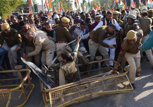 Video : किसानों की वीसीआर भरने का विरोध, धक्का-मुक्की में गिरी दो कांस्टेबल, पुलिस ने प्रदर्शनकारियों को खदेड़ा