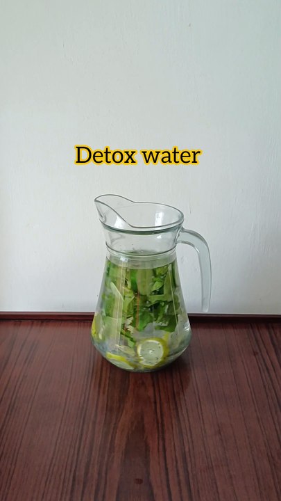 Detox drink for weight loss ( drink whole day) Ingredients Water Cucumber Lemon Mint leave Ginger Basil seeds #hirahomekitchen #foodaddict #dietdrink #detoxwater #detox #daily #morningvibes