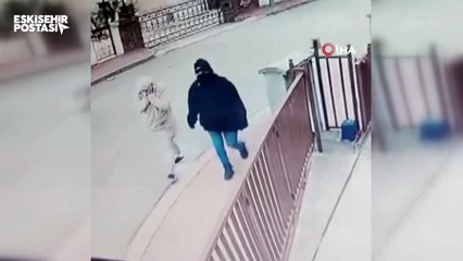 Eskişehir'de apartmana giremeyen kadın hırsızlar kamerada