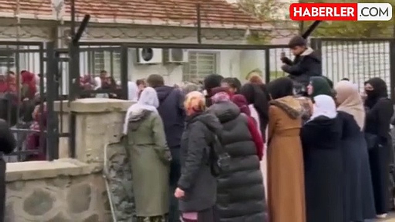 Dondurucu soğukta ucuz pirinç kuyruğu