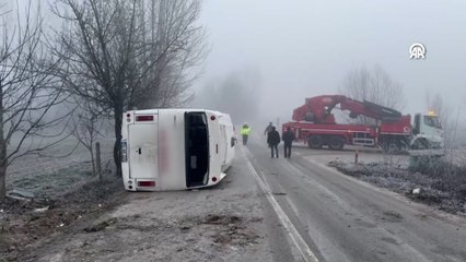 Bolu'da devrilen servis midibüsündeki 9 kişi yaralandı