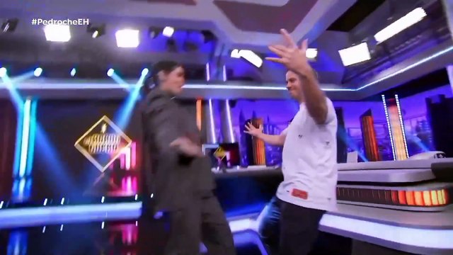 Cristina Pedroche entra en el plató de 'El Hormiguero' bailando 'El Baile del Cuerpo'